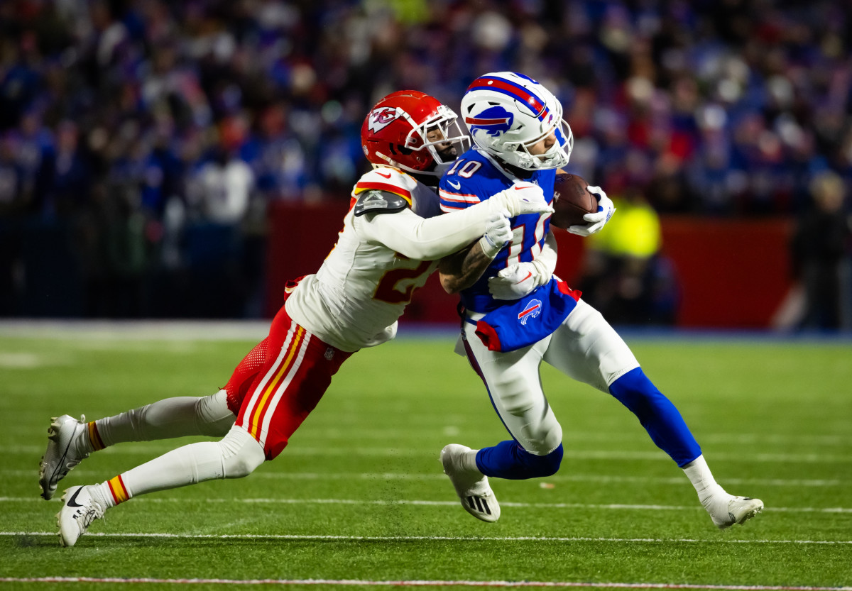 Chamarri Conner tackles Khalil Shakir